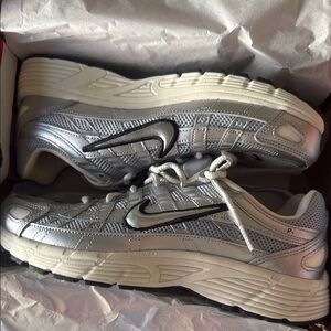 Nike Metallic Silver and Black Running Shoes boys size 7y brand new in box